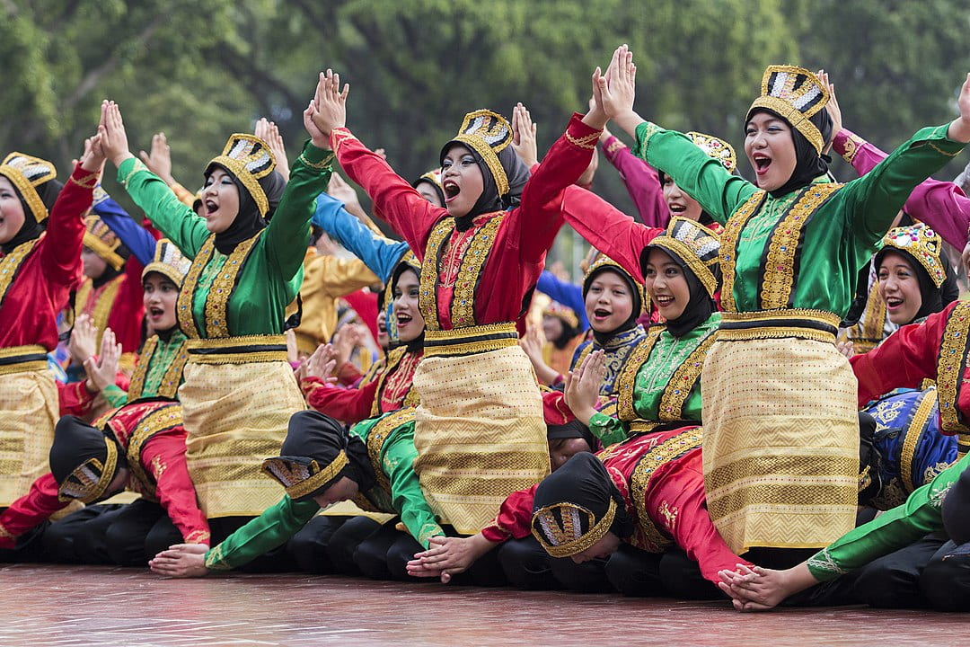 Indonesian women dancing